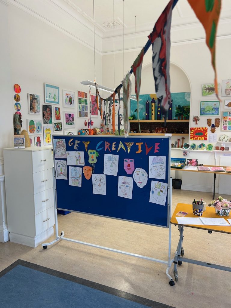 Roopa Design Emerge Art Room